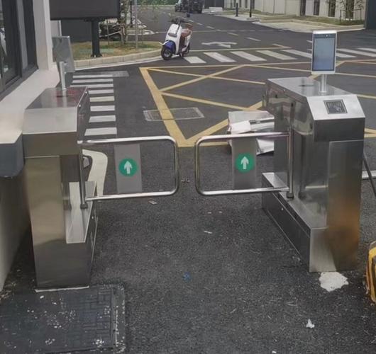 海康威视人脸识别闸机 智慧出入口管理解决方案在工厂与景区的应用