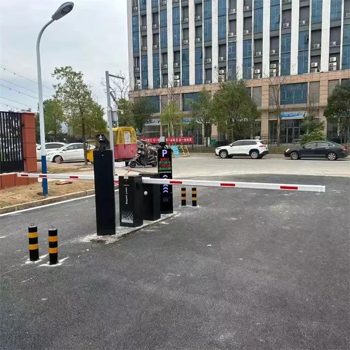 深圳东湖栅栏门道闸工厂 包安装的智能车牌识别停车场系统，优化小区出入口管理